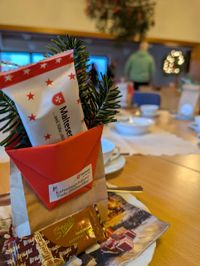 Eine kleine, mit Süßigkeiten und einer Weisheit gepackte Tüte als Geschenk