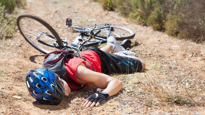 Ein Radfahrer liegt auf dem Boden