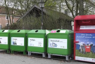 Screenshot vom Beitrag auf Niederbayern TV mit Glas- und Atkleidercontainer