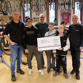 Schüler*innen der Fahrradwerkstatt der Albert-Schweitzer-Schule III Freiburg übergeben eine Spende an den Ambulanten Kinder- und Jugendhospizdienst Freiburg/Breisgau-Hochschwarzwald.