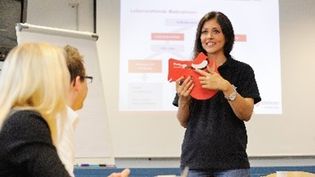 Frau in Malteserkleidung während einer Unterrichtseinheit