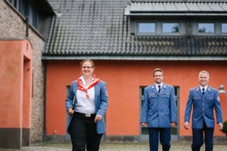 Drei Personen in Dienstbekleidung