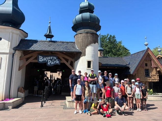 Die Gruppe der Malteser Jugend Passau vor einem Tor im Bayernpark