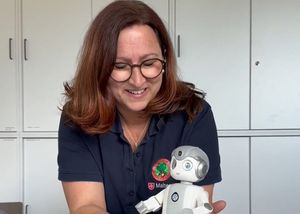 Die Leiterin der Kinderintensivpflege mit dem Robi