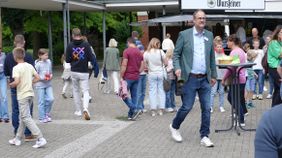 Herr Harnischmacher läutet symbolisch mit der alten Schulglocke den Beginn der Schulzeit am LFG ein