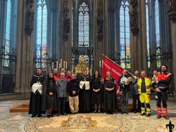 Einsatzkräfte des Malteser Hilfsdienst e.V. und Ordensmitglieder der Malteser an Fronleichnam gemeinsam im Kölner Dom.