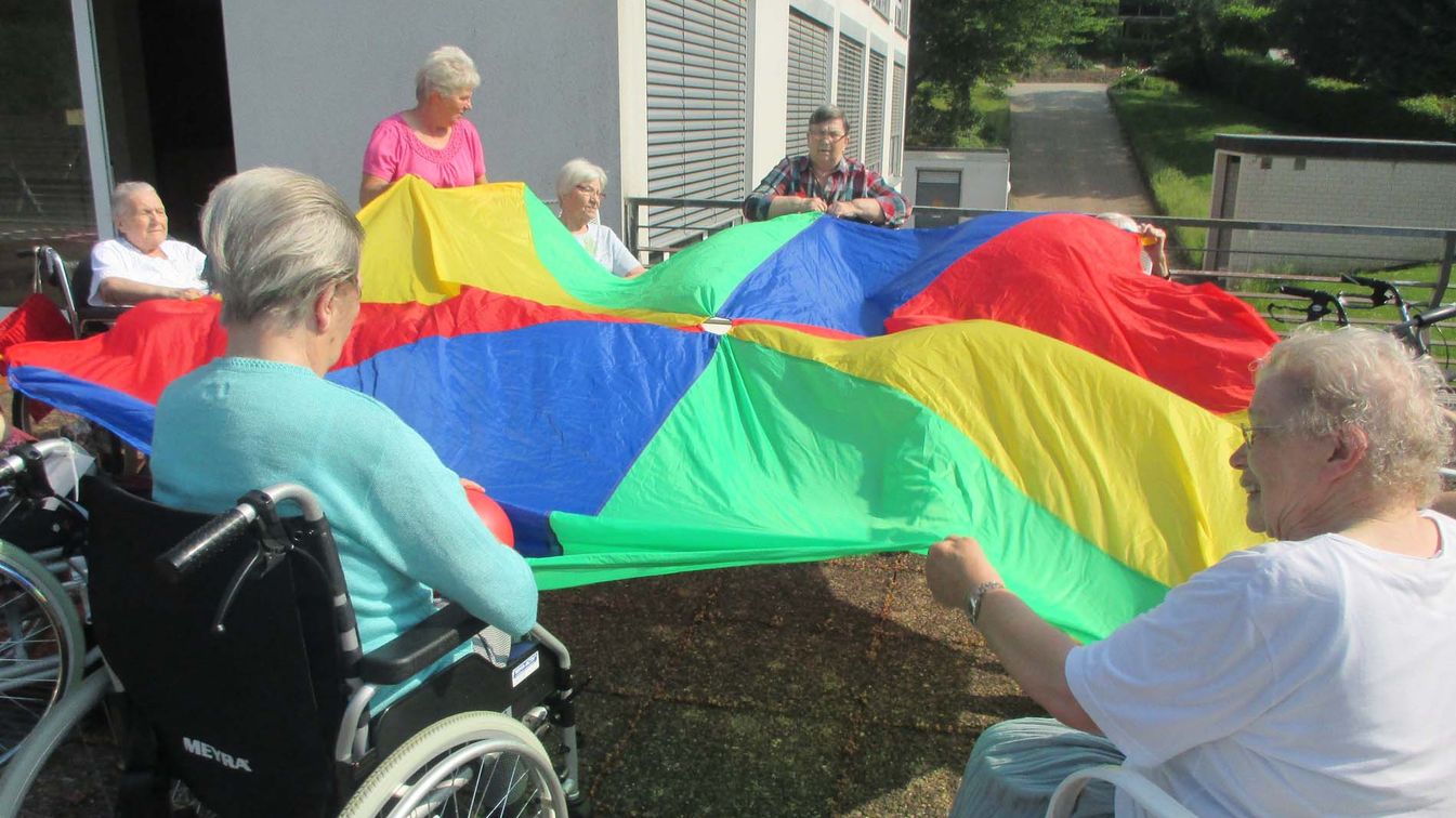 die Bewohner machen gemeinsam die Sitzgymnastik 