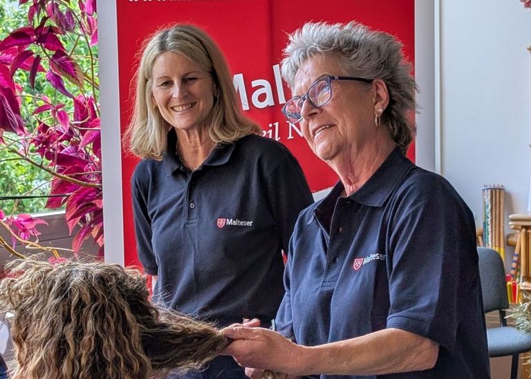 Zwei Malteserinnen beim Friseurtag