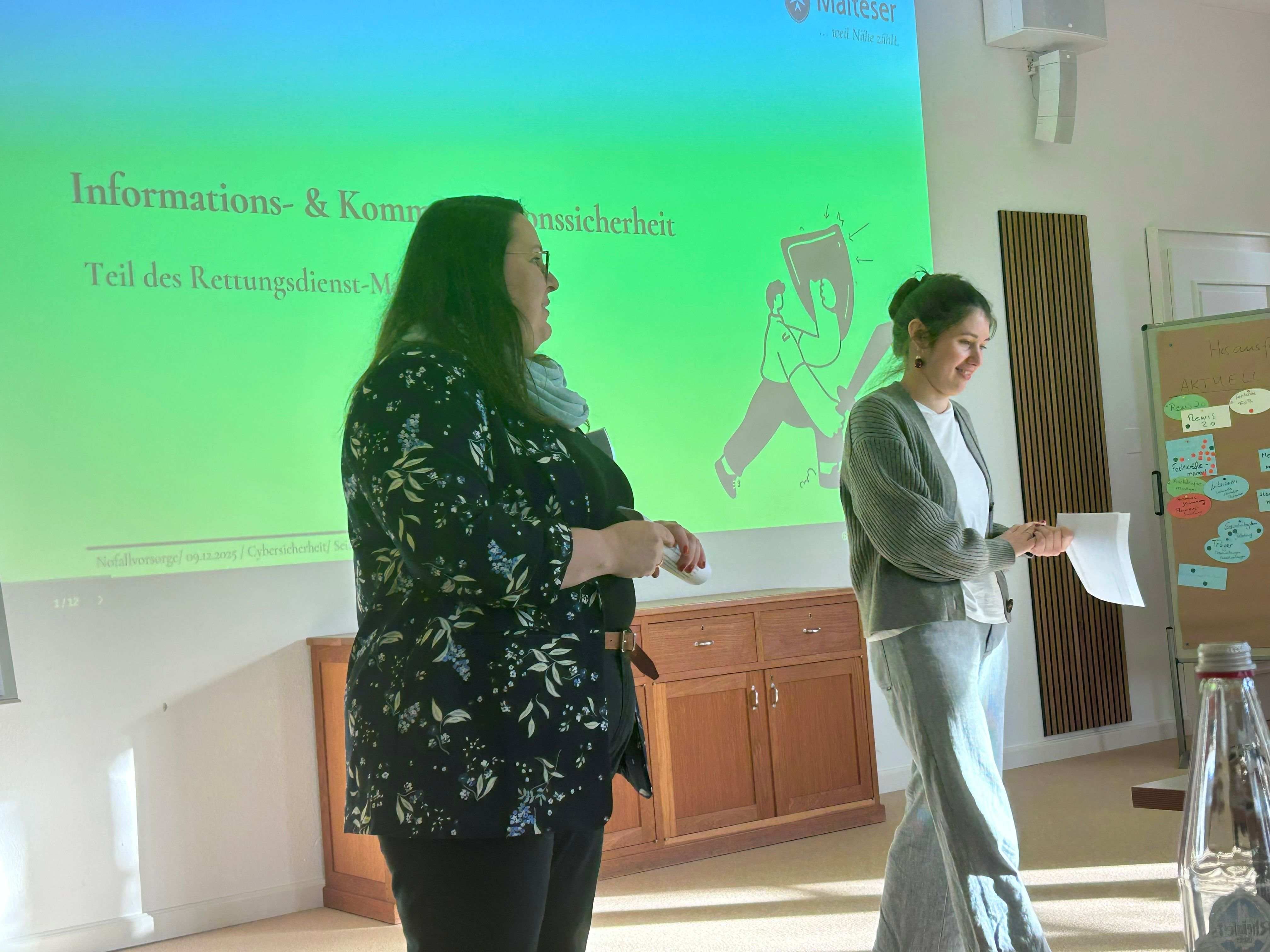 Merle Medick und Pauline Kronenberg vor der Präsentation für Informations- und Kommunikationssicherheit