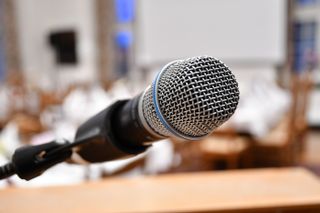 Mikrofon auf einem Rednerpult in einem Konferenzsaal.