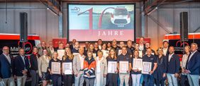 Die ausgezeichneten Malteser Herzenswunsch-Erfüller gemeinsam mit Schirmherr Andreas von Thien, Schirmherrin Marie-Luise Marjan, Herzenswunsch-Gast Jonathan (in Einsatzjacke), sowie Repräsentanten des Kölsche Fründe e.V. und der Diözesanleitung