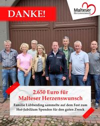 Gruppenbild mit acht Personen vor einem großen Scheunentor.