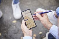 Ein Herr hält ein Smartphone in der Hand