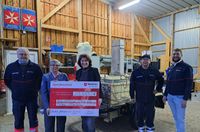 Foto: Rieke Hölscher/ Malteser Auf dem Bild von links nach rechts: Stefan Rüther (Malteser Feldküche), Sonja Naujocks (Beauftragte Malteser Altenbeken), Claudia Hoffmeister (Leiterin der Filiale Altenbeken der Volksbank Paderborn, Zweigniederlassung der VerbundVolksbank OWL eG), Christoph Brockmann (Malteser Feldküche), Martin Arndt (Malteser Fundraising)