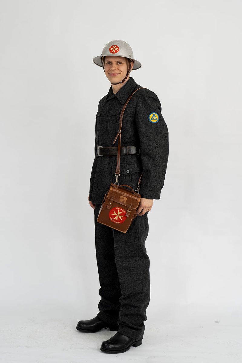 Ein Mann in einem historischen Kälteschutzanzug des Malteser Hilfsdienstes