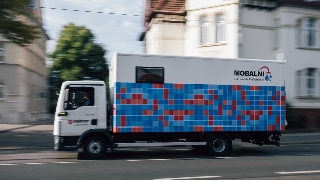 Ein kleiner Lkw mit der Aufschrift MOBALNI