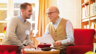 Ein älterer Mann und ein jüngerer sprechen über die Patientenverfügung.