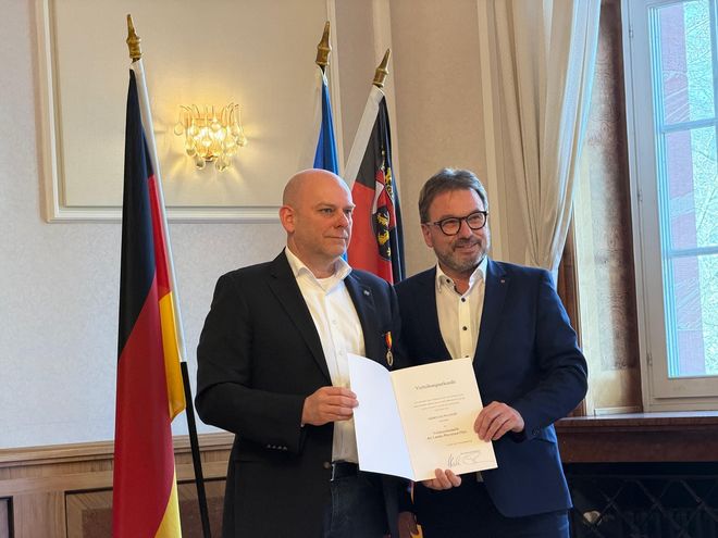 Wolfgang Treis, Präsident der Struktur- und Genehmigungsdirektion Nord, überreicht die Landesverdienstmedaille an Jan Waldorf
