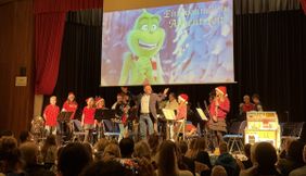 Verschiedene Weihnachtsfeiern (hier: Klasse 6b)