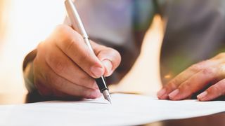 Es ist eine Nahaufzeichnung einer Testament Unterzeichnung zu sehen.