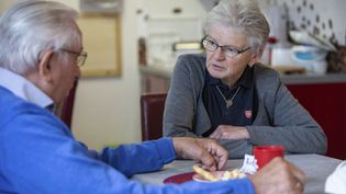 Zwei Senioren unterhalten sich