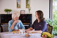 Zwei Frauen beim Kaffee trinken