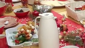 Teil einer adventlich geschmückten Kaffeetafel