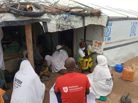 Mit Schautafeln werden die Bedingungen und Abwehrmechanismen bei Cholera beschrieben. Foto: Malteser International