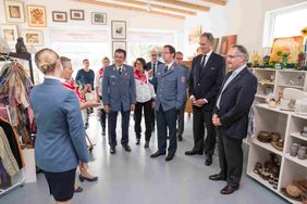 Dominique Fürst de la Rochefoucauld-Montbel besucht den Malteserladen in Geseke. Hier zu sehen der Großhospitalier mit verschiedenen Funktionsträgern der Malteser Gemeinschaft