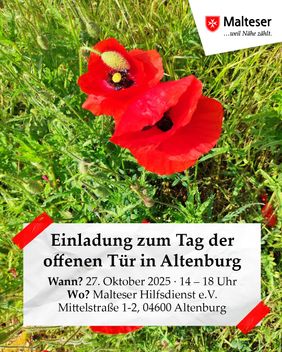 Eine Mohnblume steht im Gras. Ein Text lädt zum Tag der offenen Tür ein.