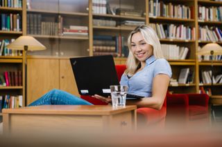 Frau mit Laptop