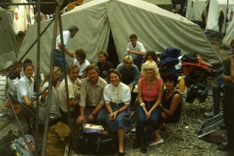 Eine Gruppe DDR-Flüchtlinge im Lager der Malteser 1989