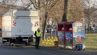 Leerung eines Malteser Altkleidercontainers