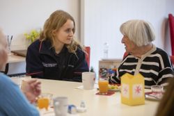 Ehrenamtliche Helfer sind unersetzlich, um Menschen mit Demenz im Alltag zu unterstützen. Foto: Malteser