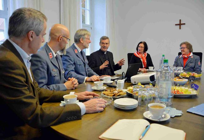 Die Diözesanleitung der Malteser in der Diözese Hildesheim bei Bischof Dr. Heiner Wilmer SCJ