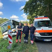 Gruppenbild vor dem beübten Busunfall