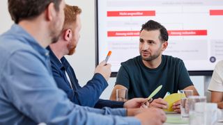 Drei junge Männer bilden sich beim Malteser Erste-Hilfe-Kurs zum betrieblichen Ersthelfer aus.