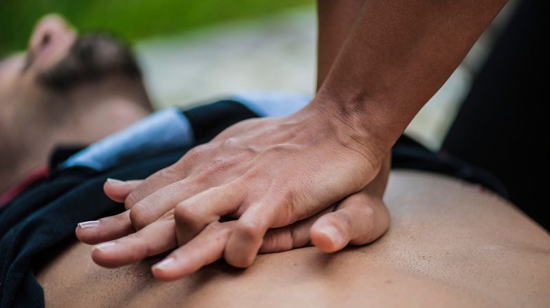 Hände machen eine Herzdruckmassage