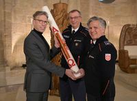 (v.l.n.r.) Domkapitular Peter Schappert, Matthias Geist (stellv. Diözesanleiter) und Prof. Dr. Christopher Wolf (Diözesanleiter) bei der Übergabe der Osterkerze 2026 im Speyerer Dom. © Domkapitel Speyer, Foto: Klaus Landry