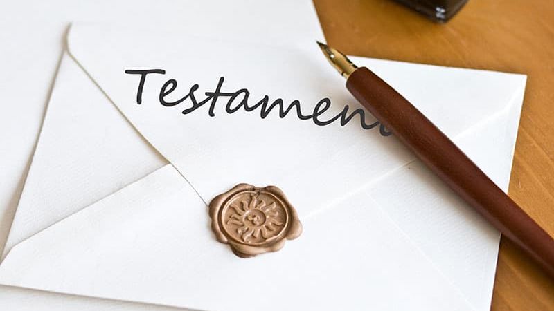 Briefumschlag, auf dem "Testament" steht.