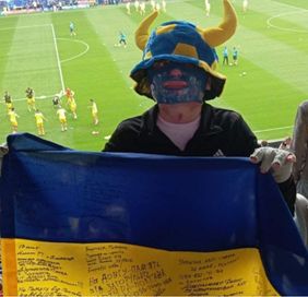 Yevhen mit seiner Ukraine-Fahne im Stadion. 