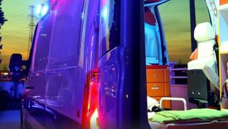 Ein hinten geöffneter Rettungswagen im Dämmerlicht