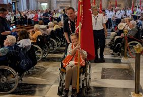 Helfer schiebt Teilnehmende der 14. Romwallfahrt des Malteser Hilfsdienst für Menschen mit Behinderung. (Foto: Malteser Speyer) 