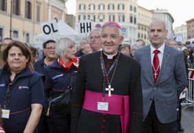 Die Gruppe Trierer in einer Menschenmenge