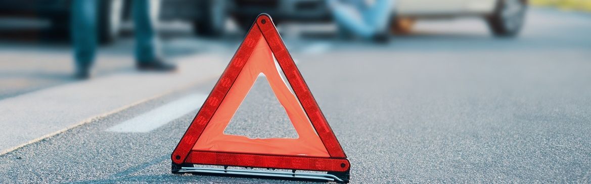 Mann telefoniert nach Autounfall