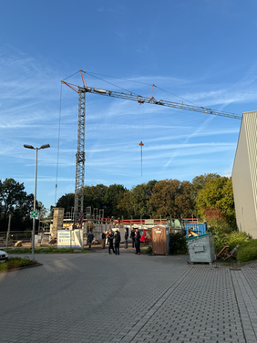 Die Baustelle der Rettungswache Bochum von weitem mit Krahn darüber.