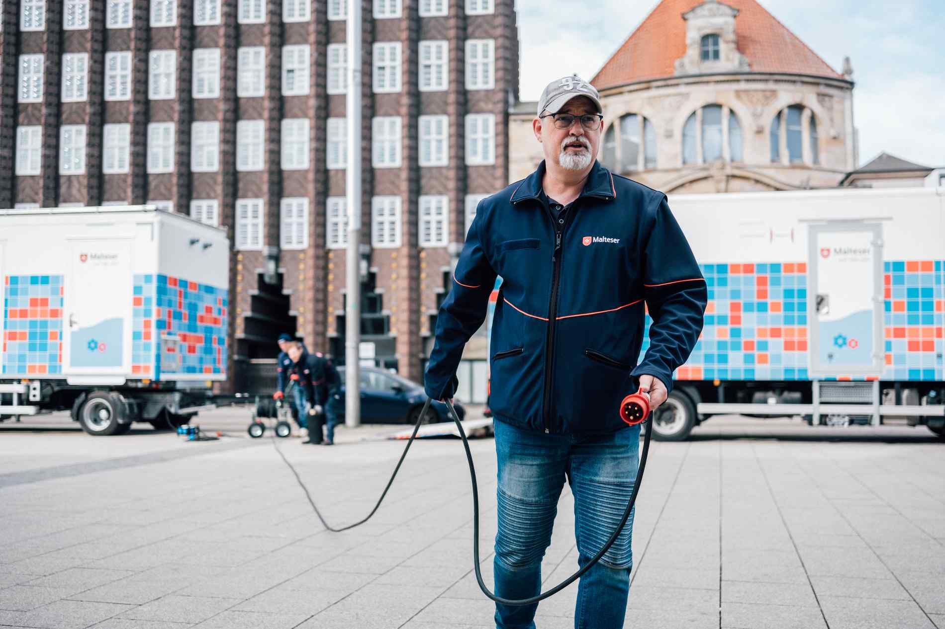 Mitarbeiter Burghard Pacht beim Vorbereiten der Technik