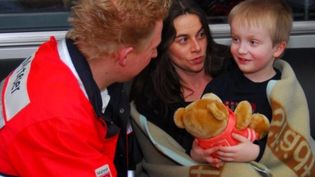 Ein Malteser kümmert sich um eine Mutter und ihren Sohn