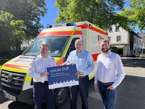 Auf dem Bild vlnr.: Noah Finn Schikora (Geschäftsführer Malteser Höxter), Stefan Vogt (Leiter BeratungsCenter Möllingerplatz der Volksbank Höxter), Martin Arndt (Malteser Fundraising) Foto: Malteser Höxter