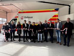 Vertreter verschiedener Institutionen schneiden das Band durch